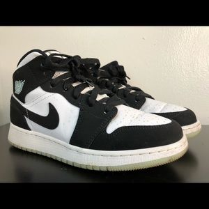 Air Jordan 1 Mid SE GS Glow in the Dark Panda